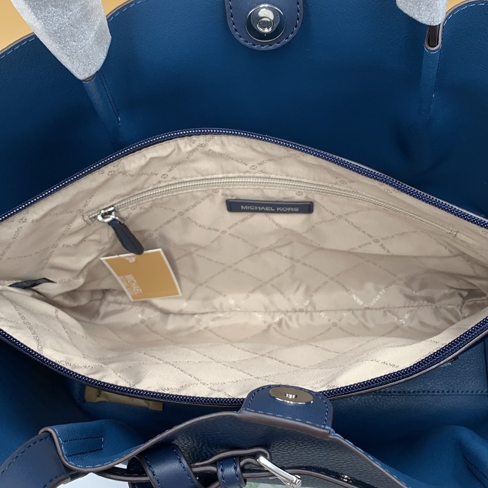 MICHAEL KORS OUTLET
Emilia Large Pebbled Leather Tote Bag
COLOR NAVY
NWT - Picture 10 of 16